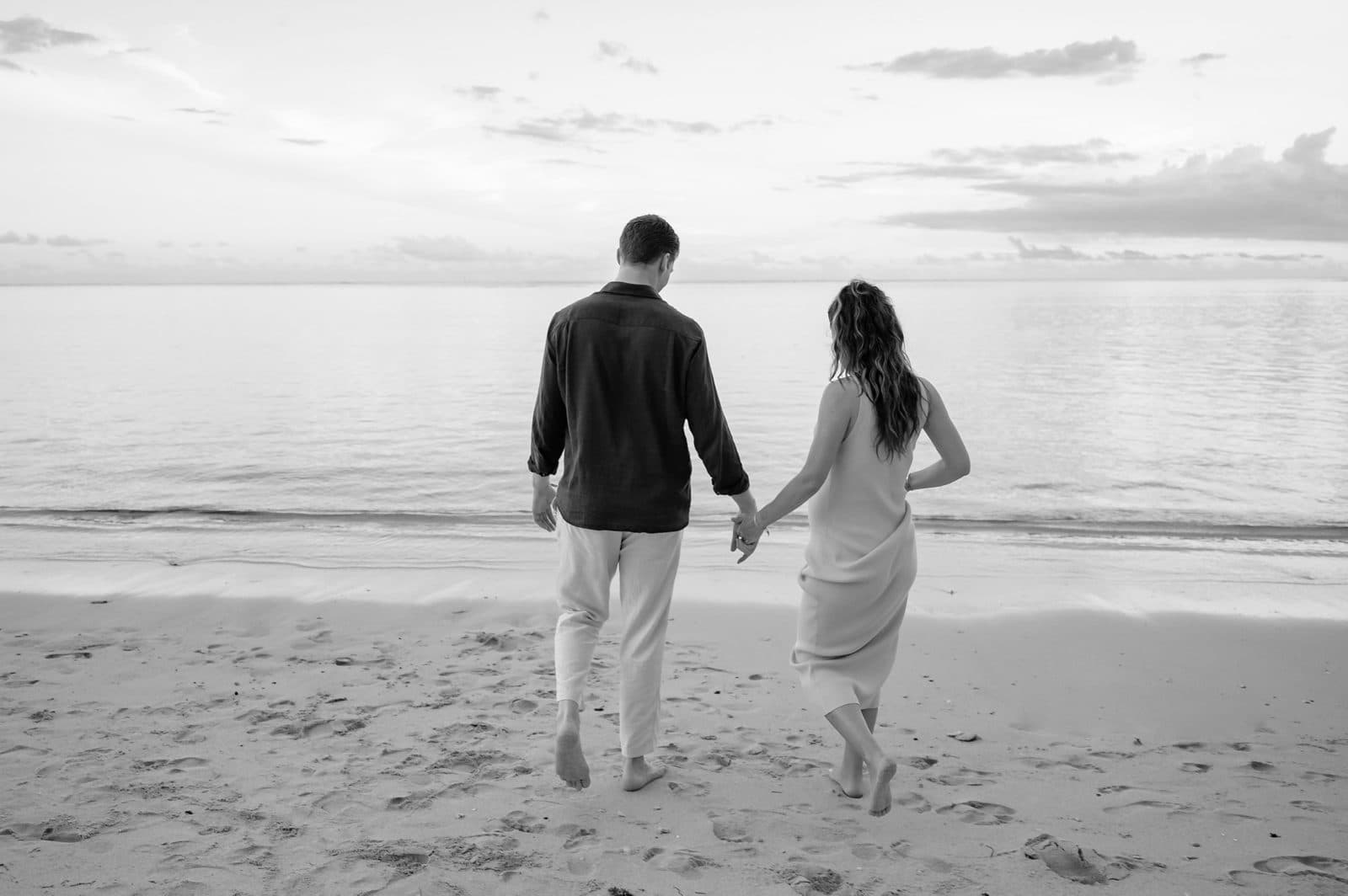 Marielle et Michaël de dos face à la mer